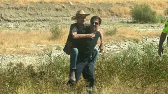 Korkut'ta dere yatağına savrulan araçta yaralıya vatandaşlar yardım etti