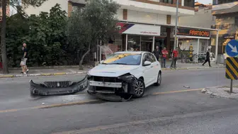 Denizli'de yasaklı noktada dönüş yapan otomobile motosiklet çarptı