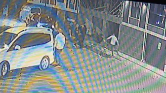 Araç ticareti yüzünden çıkan silahlı çatışma güvenlik kamerasında kaydedildi