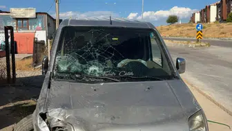Elazığ'da trafik kazası: hafif ticari araç kaldırıma çarptı, bir yaralı