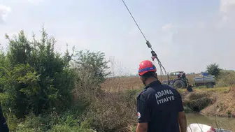 Ceyhan'da otomobil dereye uçtu, sürücü yüzerek kurtuldu