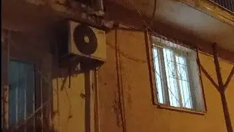 İzmir'de kedi elektrik tellerinden düşerken mahalle halkının yardımıyla kurtuldu