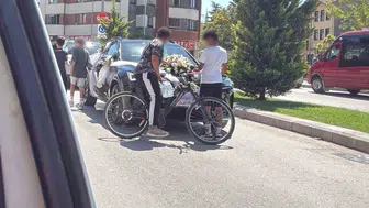 Bisikletli çocukların tehlikeli davranışı düğün konvoyunu durdurdu