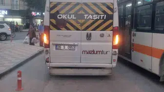Hatalı park edilen servis aracı, Eskişehir trafiğini felç etti