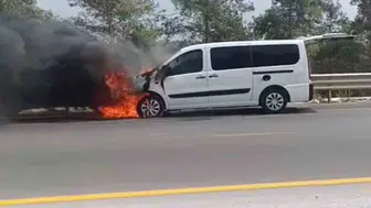 Seyir halindeki hafif ticari araç alev aldı: Yangın itfaiye ekipleri tarafından kontrol altına alındı