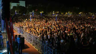 Bilal Sonses yaz konserinde Aydınlılarla bir araya geldi