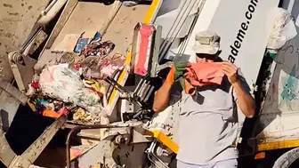 Şanlıurfa'da temizlik işçisinin bayrak sevgisi örnek oldu
