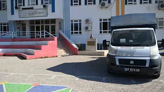 Kemer'de eğitim projesiyle kırtasiye malzemeleri dağıtımı sürüyor