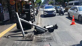 Kırmızı ışık ihlali kazası: hafif ticari aracın iş yerine girmesini trafik lambaları engelledi
