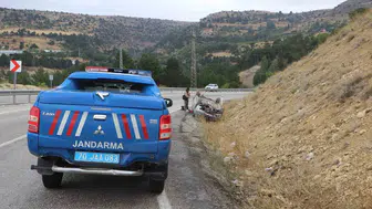 Karaman'da takla atan otomobilden mucizeyle kurtuldular