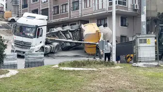 Kağıthane'de kum yüklü hafriyat kamyonunun dorsesi devrildi, araç hasar gördü