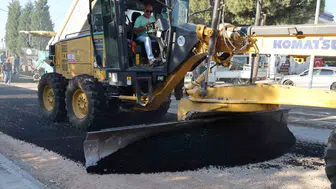 Ertuğrulgazi Caddesi'nde asfalt çalışması başladı: Başkan Durgut ilk serimi gerçekleştirdi