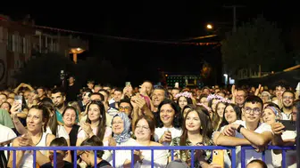 Tavas’ta zeybek festivali coşkusu: Rafet El Roman sahne aldı