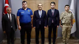 Iğdır Valisi Taşolar, Aralık Kaymakamı Kurdu'ya hayırlı olsun ziyaretinde bulundu