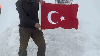Elazığlı sporcu tarihe not düştü: Ağrı Dağı zirvesinden zafer bayramına özel tırmanış
