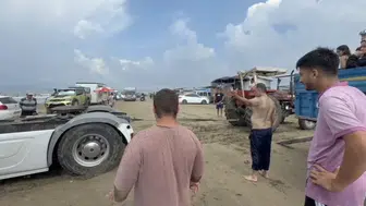 Plajda kumda mahsur kalan tır, traktörler sayesinde kurtarıldı