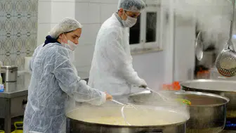 Muratpaşa'da her gün ihtiyaç sahiplerine sıcak yemek hizmeti