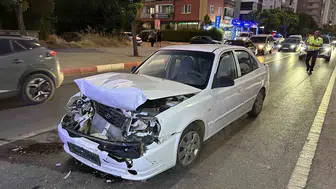 Kırmızı ışıkta bekleyen araca çarpan sürücü kazaya neden oldu: Üç kişi yaralandı