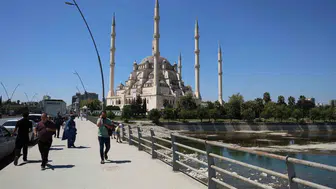 Seyhan nehrindeki su çekilmesi kirliliği gün yüzüne çıkardı