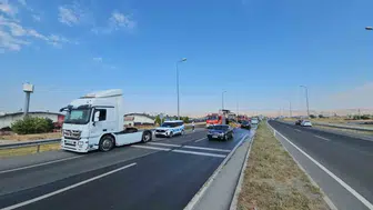 Kayseri'de tırın dorsesinde çıkan yangın, itfaiye ekipleri tarafından söndürüldü
