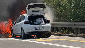 Düzce'deki otomobil yangını korkuttu: Yangın kısa sürede büyüdü