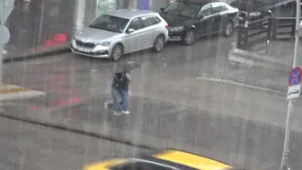 Erzurum'da ani yağmur ve dolu etkisiyle trafik aksadı