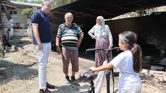 Başkan Arıcı, yangında bisikleti yanan Hazal’a yeni bisiklet hediye etti