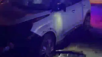Elazığ'da kontrolden çıkan araç yolcu durağına çarptı, iki kişi yaralandı