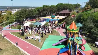 Gaziosmanpaşa'da çocuklar çamurla oynayıp dondurma keyfi yaptı