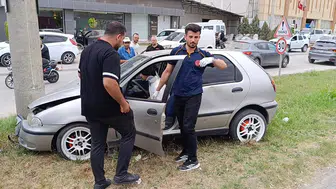 İnegöl'de kontrolden çıkan otomobil beton direğe çarptı, bir kişi yaralandı