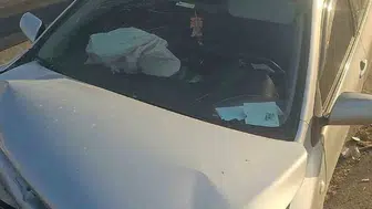 Nusaybin'de otomobil bariyerlere çarptı, sürücü hastaneye kaldırıldı