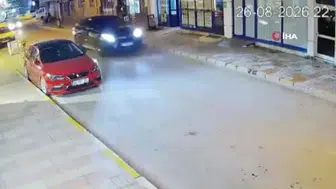 Kontrolden çıkan otomobil zincir markete daldı: Güvenlik kameraları kaydetti