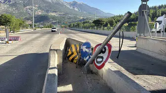 Adana'da yolcu otobüsü bariyere çarptı: 5 kişi yaralandı