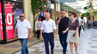 Aydın valisi Varol, alışveriş merkezinde vatandaşlarla bir araya geldi