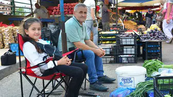 Küçük pazarcı Azra'nın aile mücadelesi: Hasta babasına destek oluyor