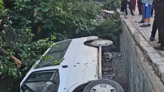Elazığ’da bir transit bahçeye düştü, yaralı yok