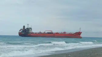 Dron saldırısının ardından kaybolan gemi Samsun sahillerine oturdu