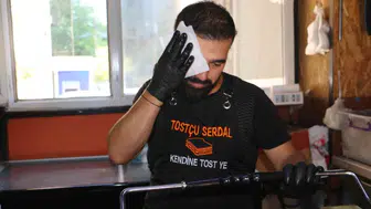 Diyarbakırlı tostçu kavurucu sıcaklarda ekmek hazırlıyor