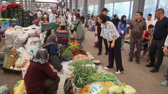 Uşak belediye başkan vekili esnaflarla buluştu: Pazar ziyaretinde talepleri dinledi