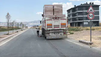 Eskişehir'de tuğla yüklü tırla çarpışan otomobilin sürücüsü hastaneye kaldırıldı