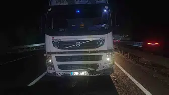 Bilecik'te alkollü tır sürücüsü otomobile çarptı: 3 yaralı