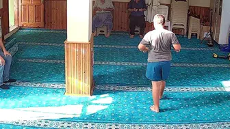 Camiye şortla gelen çocuğa imamdan örnek davranış