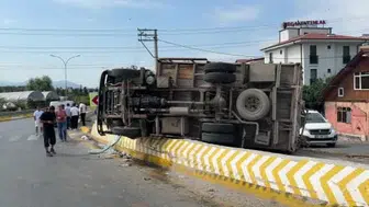 Serdivan'da inşaat malzemesi yüklü kamyon kontrolden çıkarak devrildi