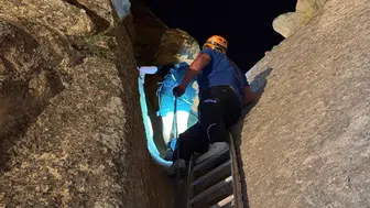 Peribacasının zirvesinde mahsur kalan turistin kurtarılması sevinci