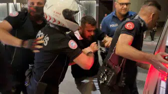 Aksaray'da ilginç gözaltı anları: Biri şarkı söyleyip oynadı, diğeri zorla alındı