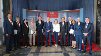Yeni rektörlere mazbatalarını YÖK Başkanı takdim etti