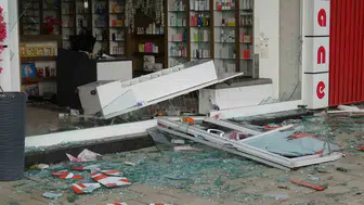 Malatya'da aniden etkili olan fırtına, ağaçları devirdi ve iş yerlerini vurdu