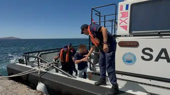 Bozcaada açıklarında gemiden hastalanan çalışana acil tıbbi yardım