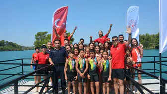 Zafer Bayramı coşkusunu yüzerek kutladılar: Manavgat'ta dikkat çeken etkinlik