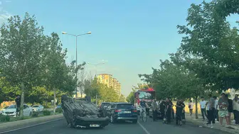 Seyir halindeki otomobil takla attı: Diyarbakır'da 2 kişi yaralandı